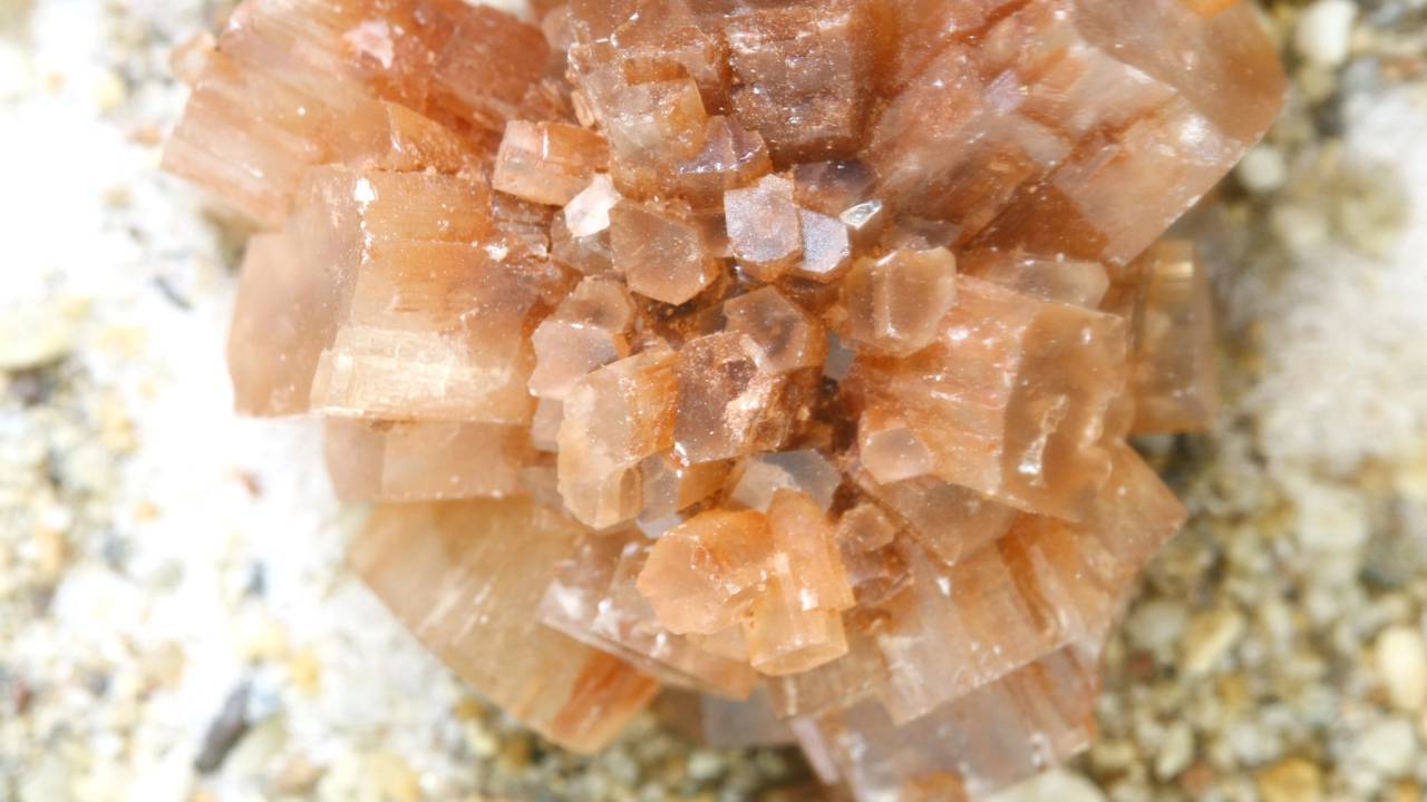 Esqueça o vidro e o quartzo, pois este cristal duplica as imagens e move a indústria do cimento, sendo a base da construção mundial