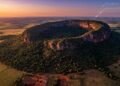 A estrutura que intrigou os cientistas internacionais é um imenso planalto de formato oval que se eleva cerca de 300 metros acima do terreno circundante no Brasil Central