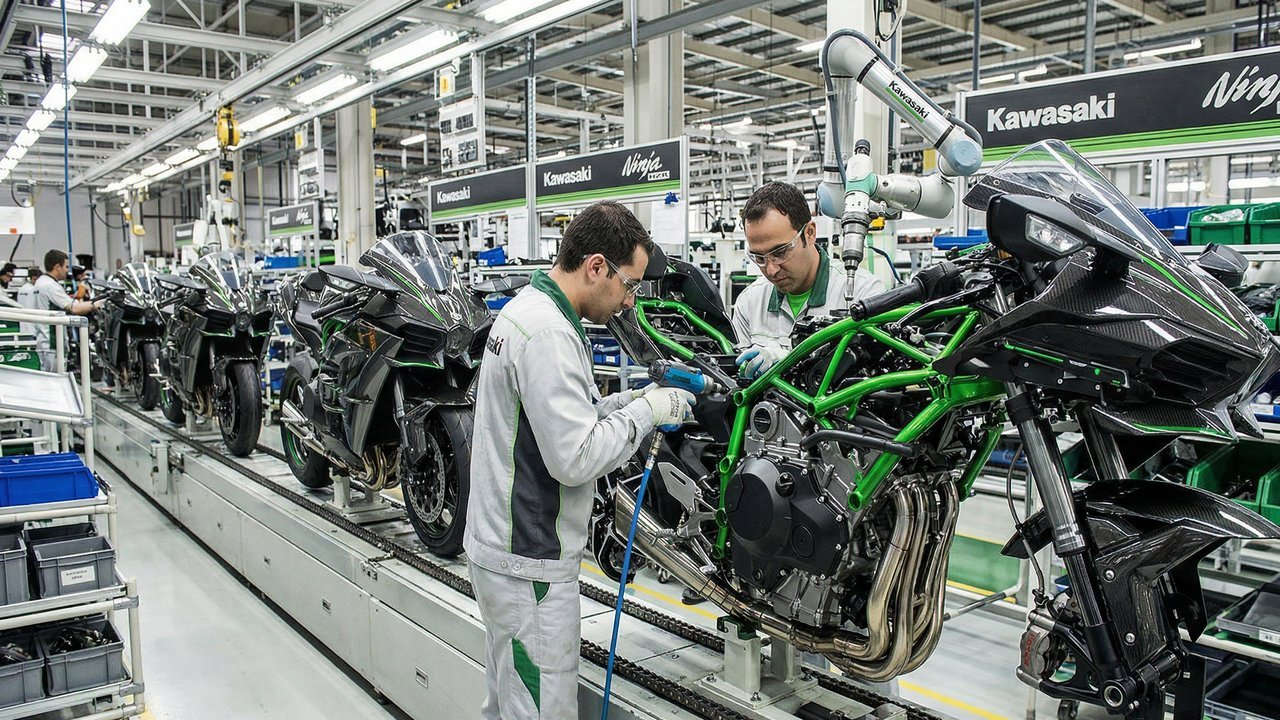 Com motores de 300 cavalos e montagem manual em Akashi, a fabricação de motos superesportivas une robótica e arte, desafiando os limites da física