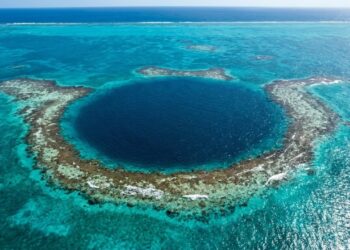 O buraco azul de 125 metros de profundidade que engole navios e guarda um labirinto de estalactites gigantes debaixo d'água