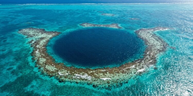 O buraco azul de 125 metros de profundidade que engole navios e guarda um labirinto de estalactites gigantes debaixo d'água