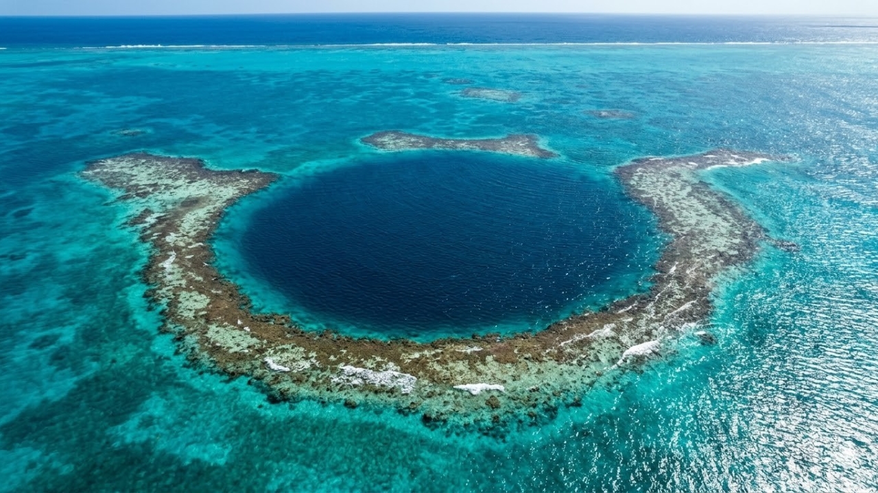 O buraco azul de 125 metros de profundidade que engole navios e guarda um labirinto de estalactites gigantes debaixo d'água