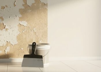 O descascamento de paredes é um problema comum causado pela umidade ou má qualidade dos materiais, mas existem soluções profissionais que interrompem esse ciclo sem a necessidade de quebrar tudo