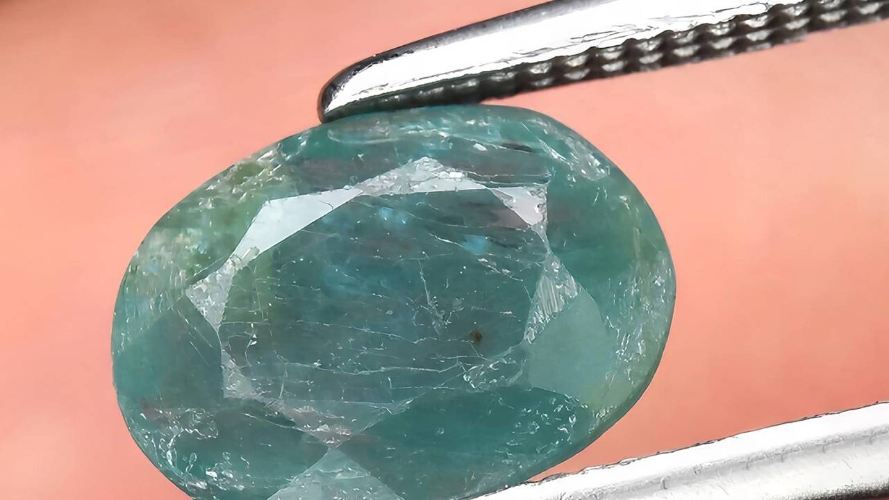 Esqueça a esmeralda, pois esta gema azul-esverdeada de Madagascar vale US$ 20.000 o quilate, sendo a obra-prima mais exclusiva da natureza