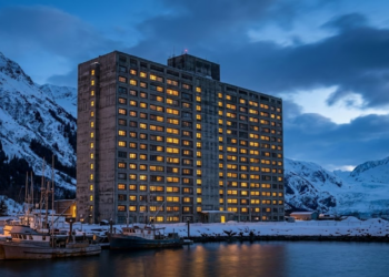 Prédio isolado no Alasca brilha contra montanhas nevadas