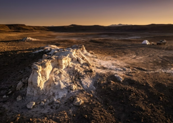 Nascer do sol na Caldeira de McDermitt destacando solo rico em lítio