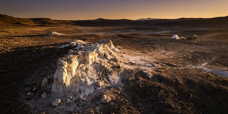 Nascer do sol na Caldeira de McDermitt destacando solo rico em lítio