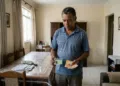Motorista veterano segurando a carteira de habilitação dentro de um carro parado