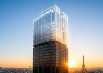 Torre Montparnasse em transição de vidro escuro para fachada translúcida sob o pôr do sol de Paris