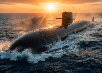 Drone submarino gigante Orca emergindo durante o pôr do sol tropical.