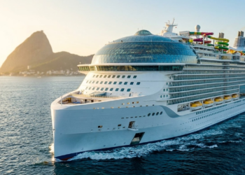 O maior navio do mundo chegando ao Rio de Janeiro no pôr do sol.