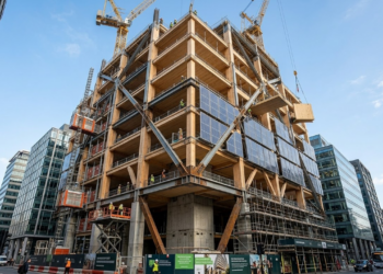 A construção do mais alto edifício corporativo híbrido de madeira