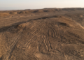 Novo geoglifo de Nazca revelado pela luz do pôr do sol no deserto.