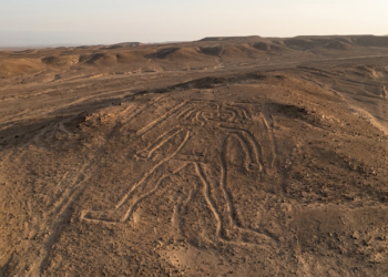 Novo geoglifo de Nazca revelado pela luz do pôr do sol no deserto.