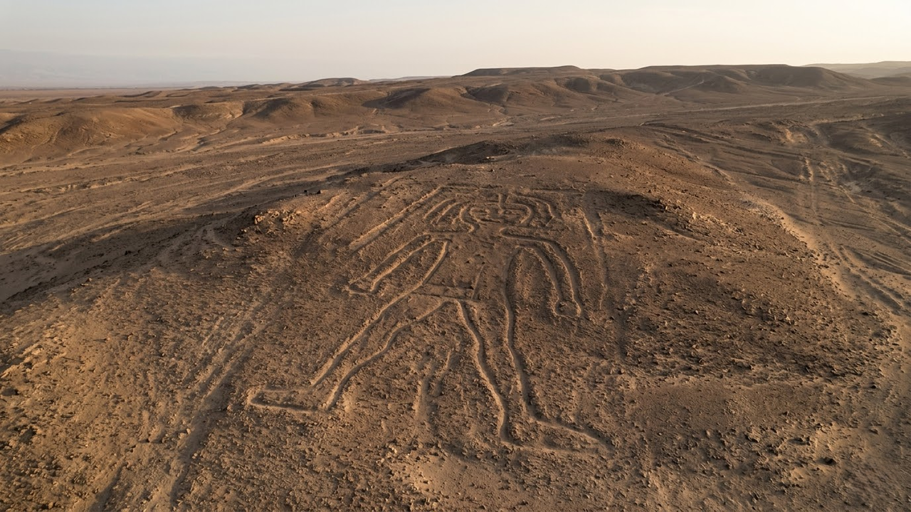 Novo geoglifo de Nazca revelado pela luz do pôr do sol no deserto.