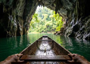 Visão subjetiva navegando de barco por dentro de uma gruta milenar.