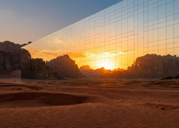 Muralha espelhada de The Line refletindo o deserto ao pôr do sol.