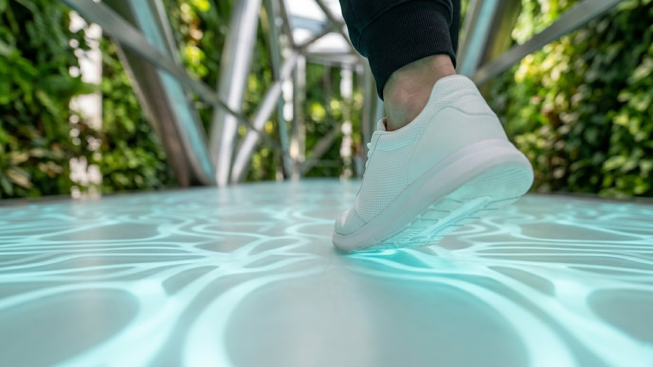 Close detalhado de caminho de pedestre tecnológico em ambiente climatizado.