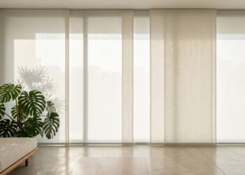 O mercado de interiores atual prioriza amplamente a utilização de tecidos sustentáveis, como o linho e o algodão tratado, que conferem uma textura riquíssima ao ambiente