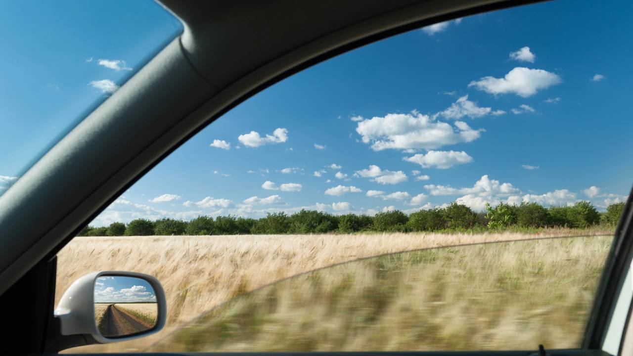 Abrir os vidros do carro em alta velocidade pode aumentar o consumo de combustível