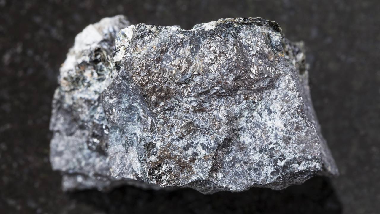 Esqueça o ferro comum, pois este mineral atrai metais e serviu como bússola há 2.500 anos, sendo a força invisível da geologia