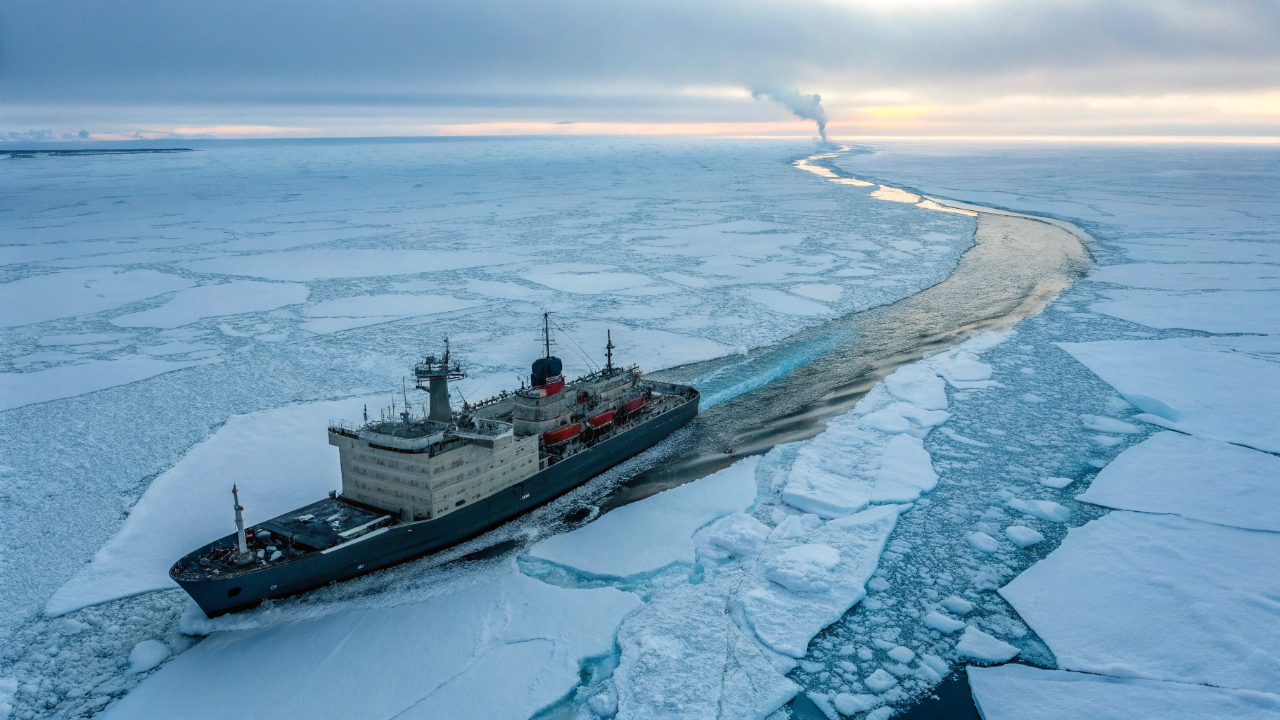 O navio quebra-gelo militar capaz de abrir caminho em mares congelados durante missões árticas