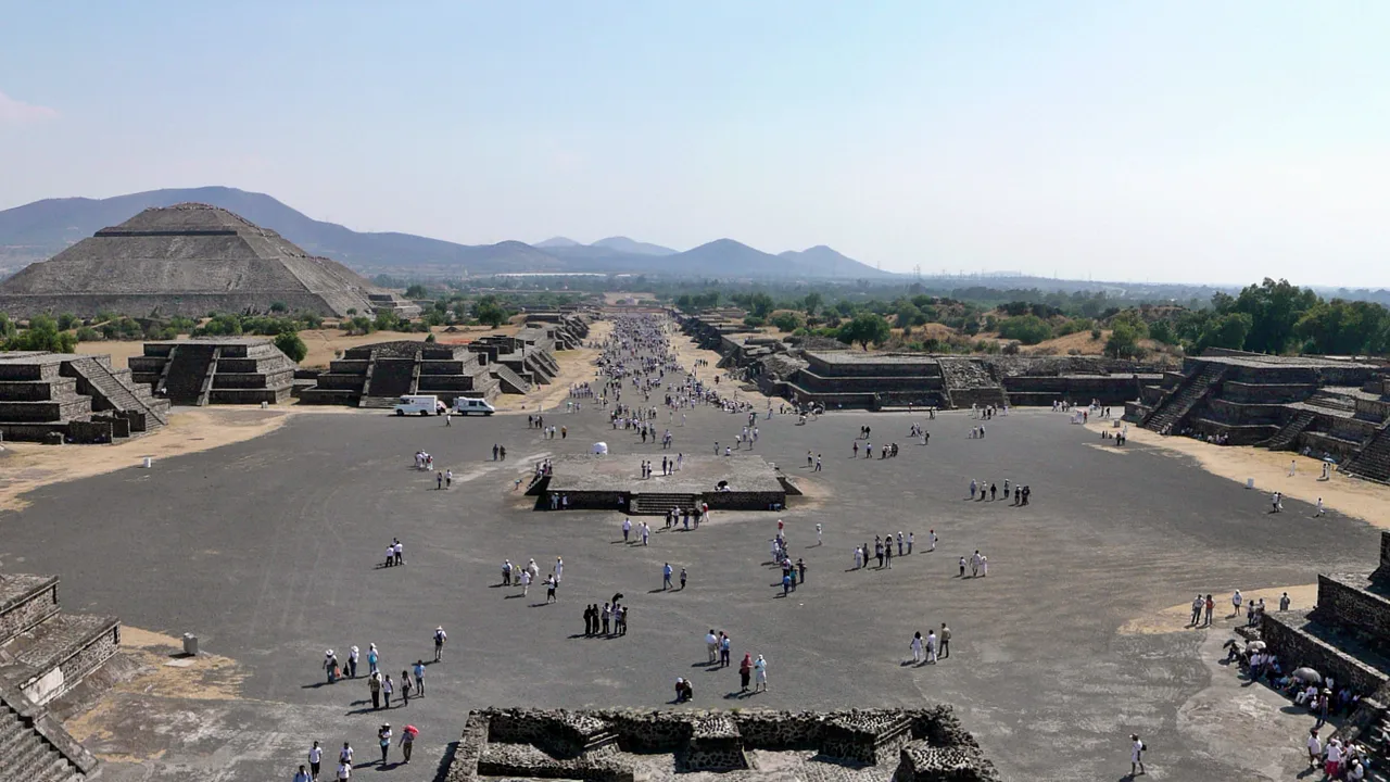 Uma colossal metrópole ancestral das Américas antigas: projetada em torno de pirâmides gigantescas, foi abandonada e teve seu nome original esquecido para sempre