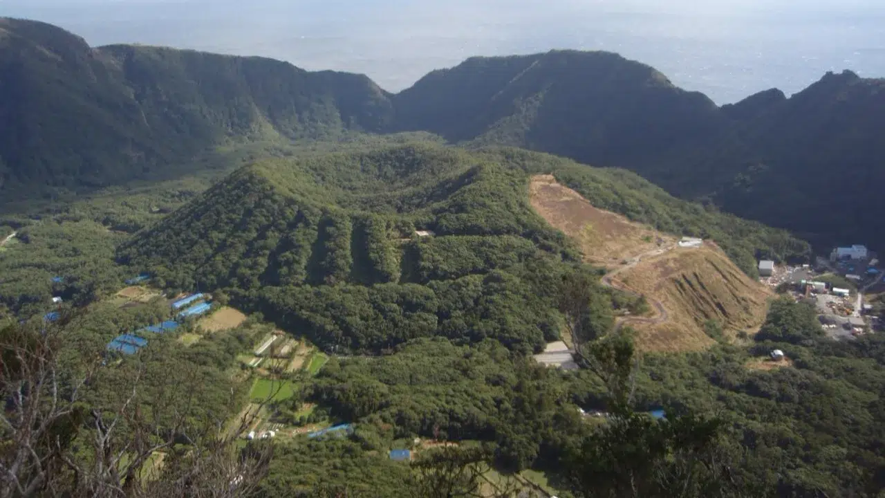 Ilha onde o solo cozinha a comida: o vilarejo isolado de 160 habitantes construído dentro da cratera de 1 vulcão ativo que ameaça entrar em erupção