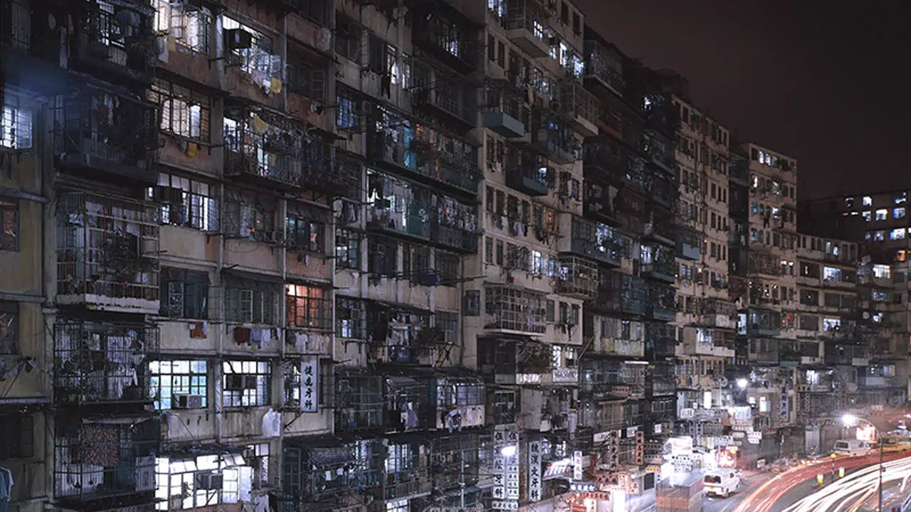 1,2 milhão de pessoas por quilometro quadrado: a metrópole vertical que espremeu 50000 pessoas em 1 único quarteirão e funcionou durante décadas sem luz do sol
