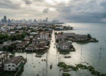 Bangkok, capital da Tailândia e metrópole de mais de 11 milhões de habitantes, afunda sobre uma camada de argila mole enquanto o mar sobe ao seu redor (imagem ilustrativa)