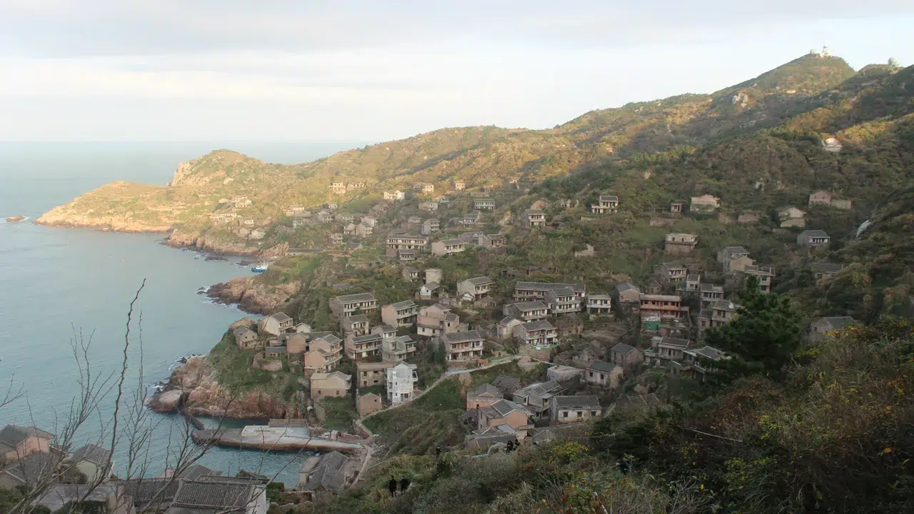 O antigo vilarejo abandonado há 30 anos que foi completamente engolido pela natureza e transformado em 1 labirinto verde