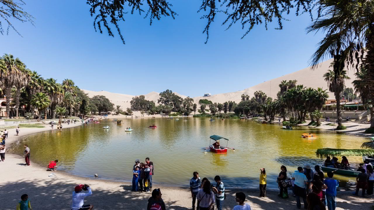 O oásis verdadeiro no meio de dunas de 500 metros de altura que abriga 1 vila isolada em torno de 1 lagoa verde esmeralda