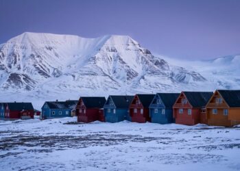 Longyearbyen destaca-se como o assentamento humano mais ao norte do mundo, onde a luz do sol desaparece por meses // (imagem ilustrativa)