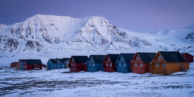 Longyearbyen destaca-se como o assentamento humano mais ao norte do mundo, onde a luz do sol desaparece por meses // (imagem ilustrativa)