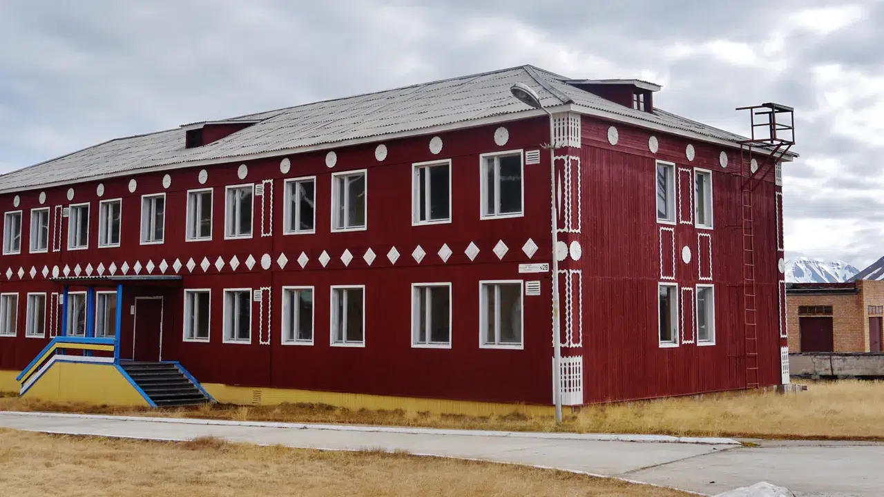 O assentamento de mineração no extremo norte do globo que foi evacuado às pressas e preserva prédios e objetos intactos congelados no tempo
