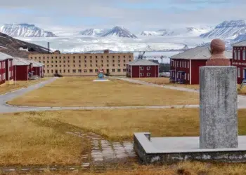O assentamento de mineração no extremo norte do globo que foi evacuado às pressas e preserva prédios e objetos intactos congelados no tempo