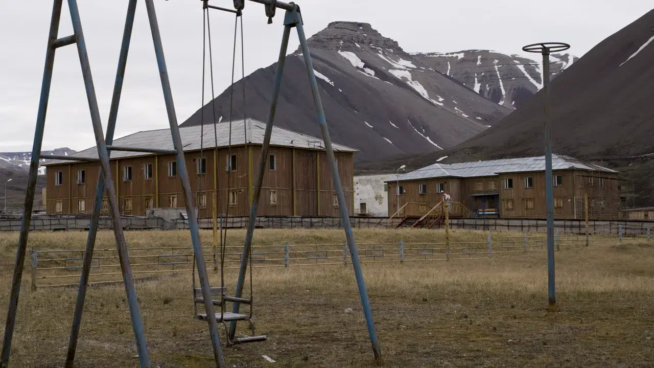 O assentamento de mineração no extremo norte do globo que foi evacuado às pressas e preserva prédios e objetos intactos congelados no tempo