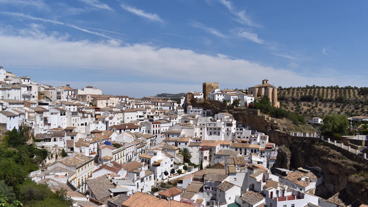A pitoresca cidade milenar onde 3000 moradores vivem com 1 rocha de milhares de toneladas servindo de teto para suas casas