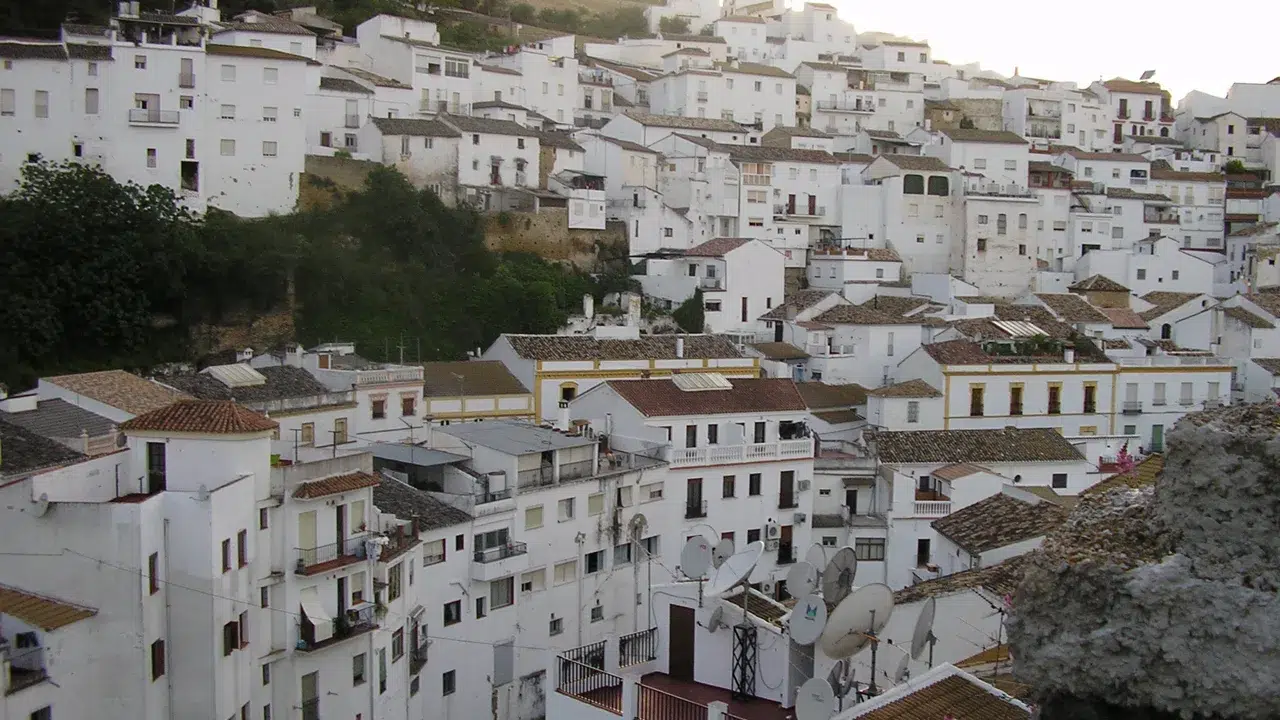 A pitoresca cidade milenar onde 3000 moradores vivem com 1 rocha de milhares de toneladas servindo de teto para suas casas
