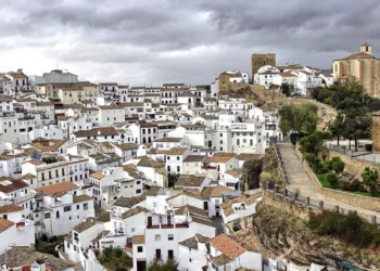 A pitoresca cidade milenar onde 3000 moradores vivem com 1 rocha de milhares de toneladas servindo de teto para suas casas