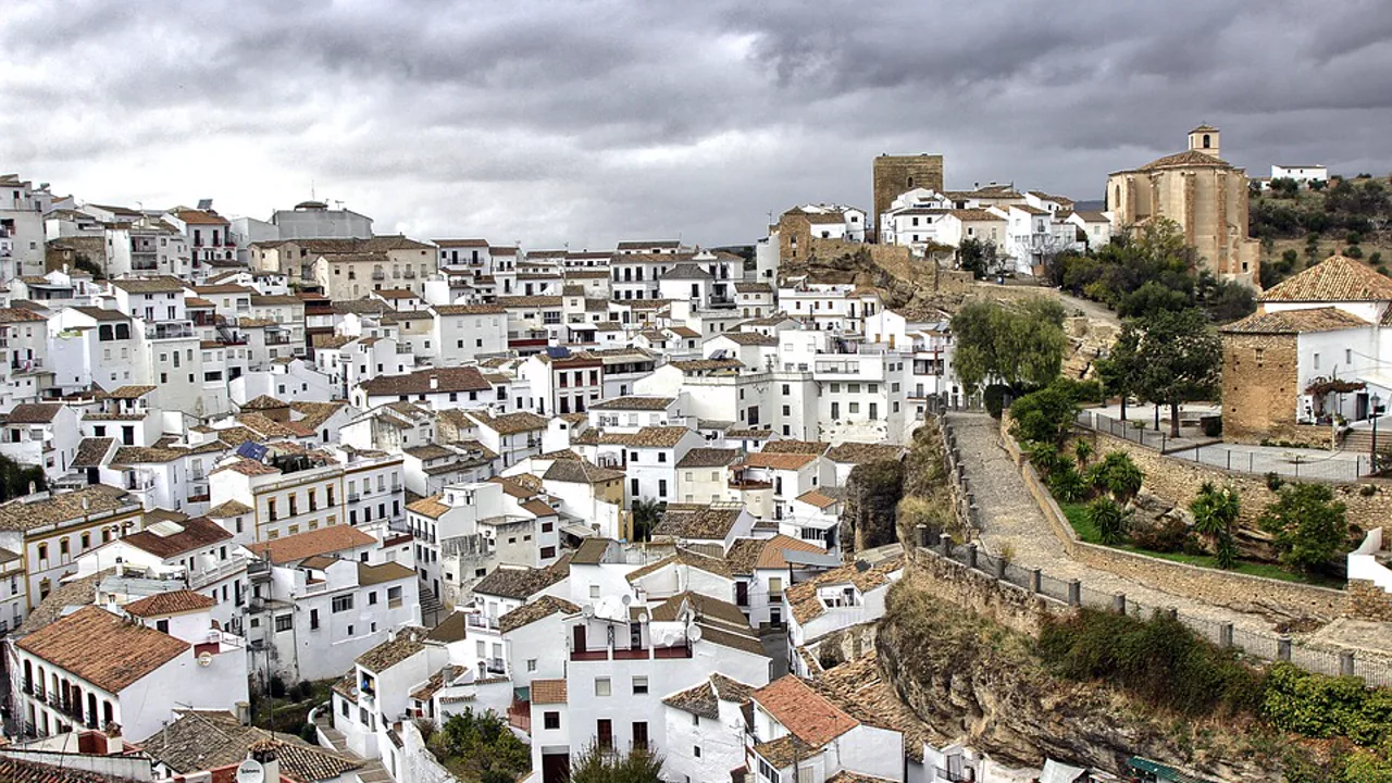 A pitoresca cidade milenar onde 3000 moradores vivem com 1 rocha de milhares de toneladas servindo de teto para suas casas