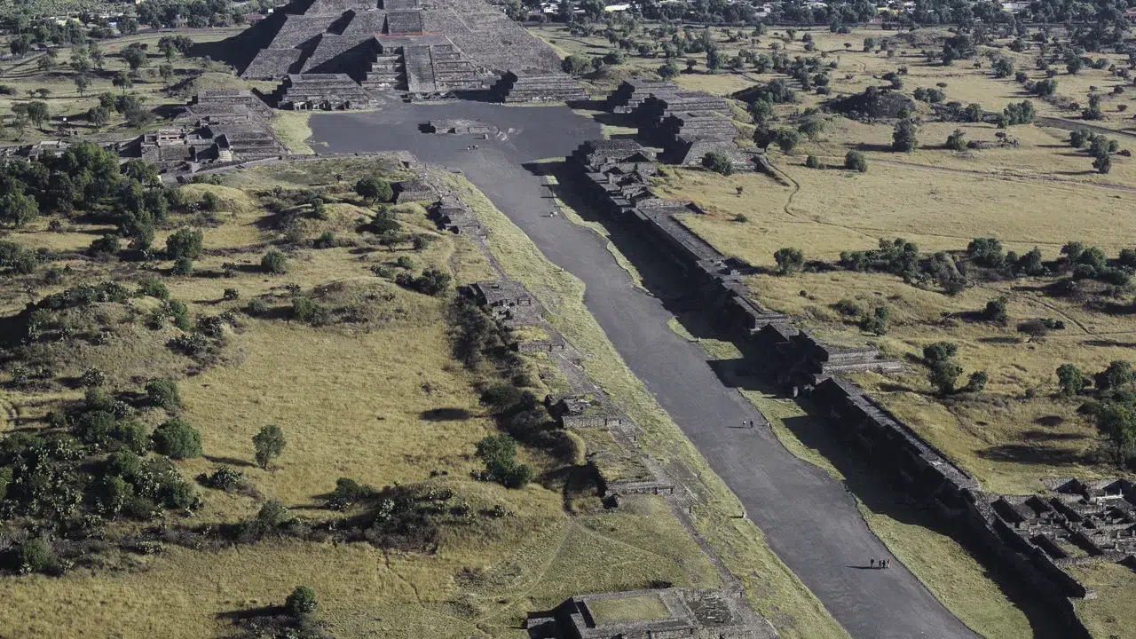 Uma colossal metrópole ancestral das Américas antigas: projetada em torno de pirâmides gigantescas, foi abandonada e teve seu nome original esquecido para sempre