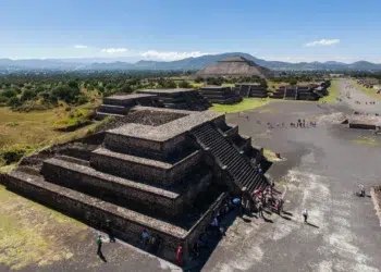 Uma colossal metrópole ancestral das Américas antigas: projetada em torno de pirâmides gigantescas, foi abandonada e teve seu nome original esquecido para sempre