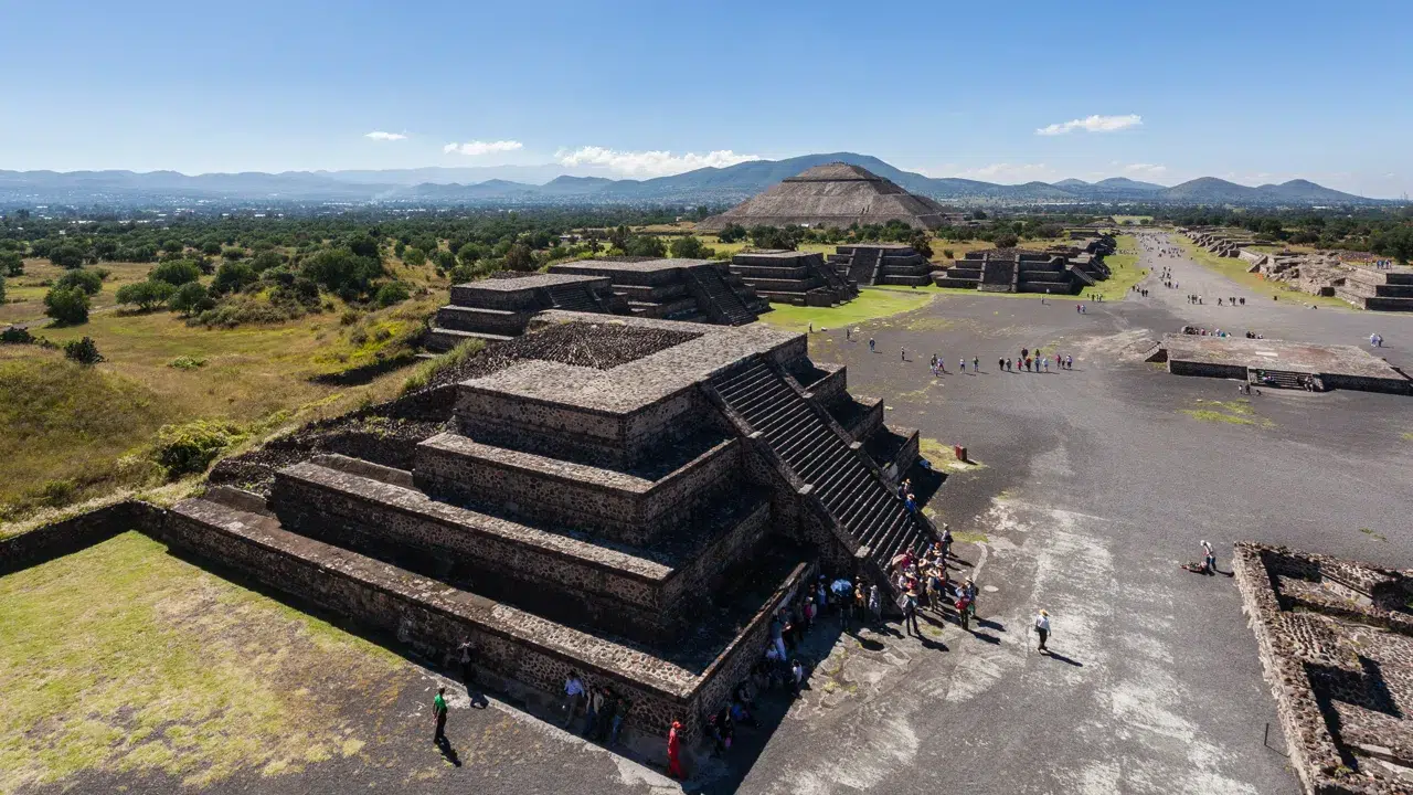 Uma colossal metrópole ancestral das Américas antigas: projetada em torno de pirâmides gigantescas, foi abandonada e teve seu nome original esquecido para sempre