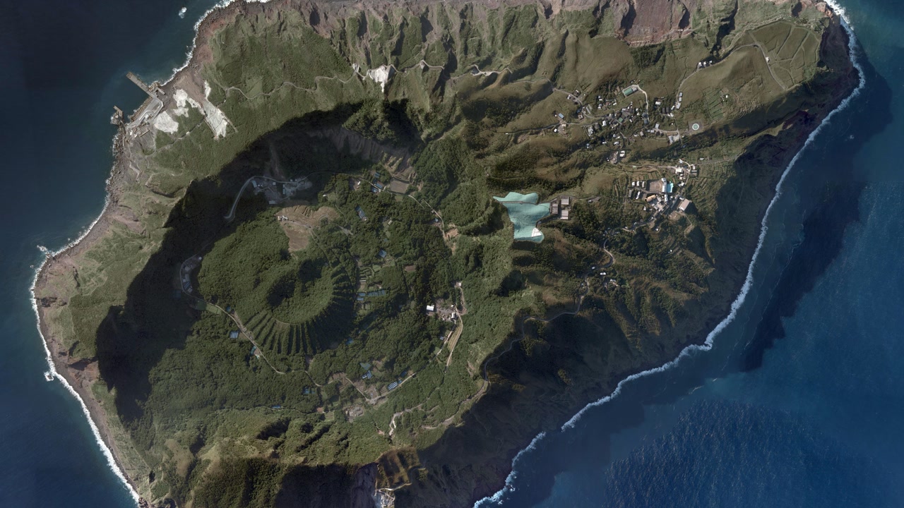 Ilha onde o solo cozinha a comida: o vilarejo isolado de 160 habitantes construído dentro da cratera de 1 vulcão ativo que ameaça entrar em erupção