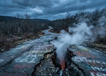 Estrada abandonada com rachaduras profundas expelindo fumaça em Centralia. (imagem ilustrativa)