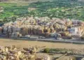Shibam oferece a engenharia milenar de tijolos de terra crua em uma das metrópoles mais antigas do mundo // Créditos: Wikipedia / Wikimedia Commons