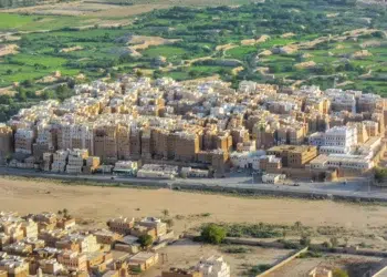 Shibam oferece a engenharia milenar de tijolos de terra crua em uma das metrópoles mais antigas do mundo // Créditos: Wikipedia / Wikimedia Commons