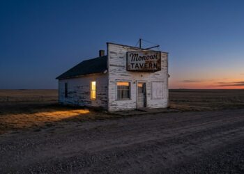A cidade com apenas 1 habitante que atua como prefeita, bibliotecária e dona do único bar da região