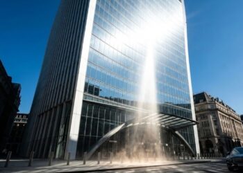 O edifício 20 Fenchurch Street em Londres conquistou fama mundial por um motivo inusitado e perigoso para o patrimônio público